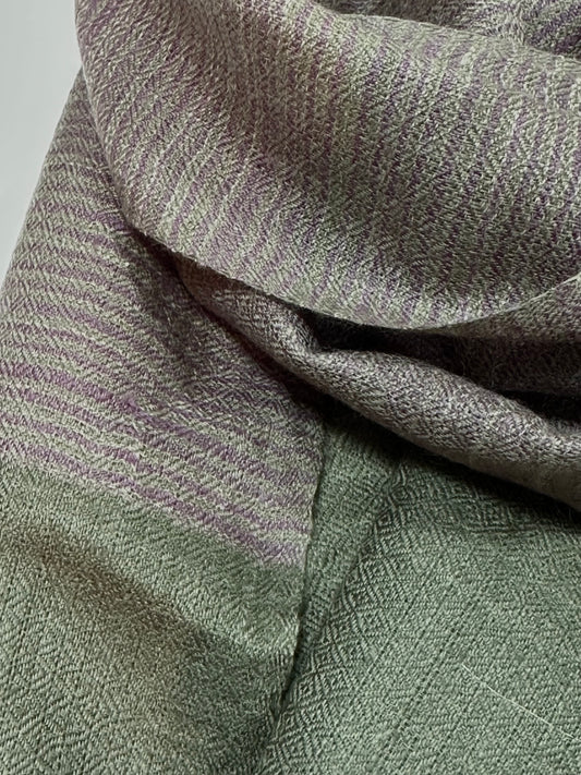 Kashmiri Classics diamond-weave cashmere muffler, close up, dark green ends with cross stripes in matte green, purple and sand, 30×180 cm